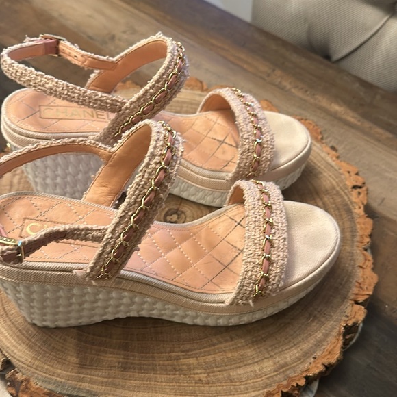 Light pink tweed Chanel sandals. Approximately 2” platform and 4” total height. - Picture 4 of 6